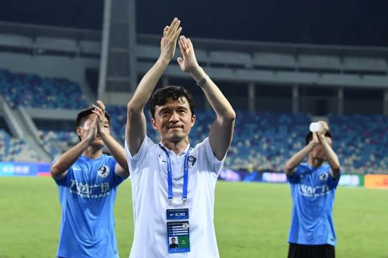吴东海也急忙凑过来听，这一听不要紧，父子两人的脸色是越来越难看、越来越难看。